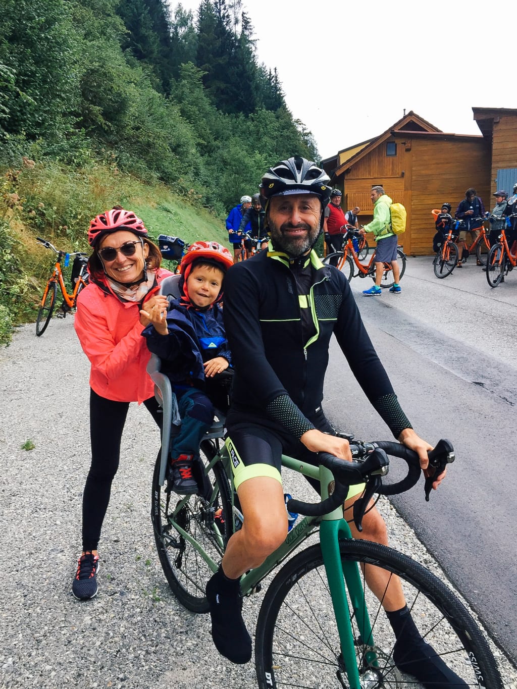 Famiglia in bicicletta, pronta per partire lungo la Ciclabile dei Tauri, ideale per bambini, vacanze "Girolibero" in bici per famiglie